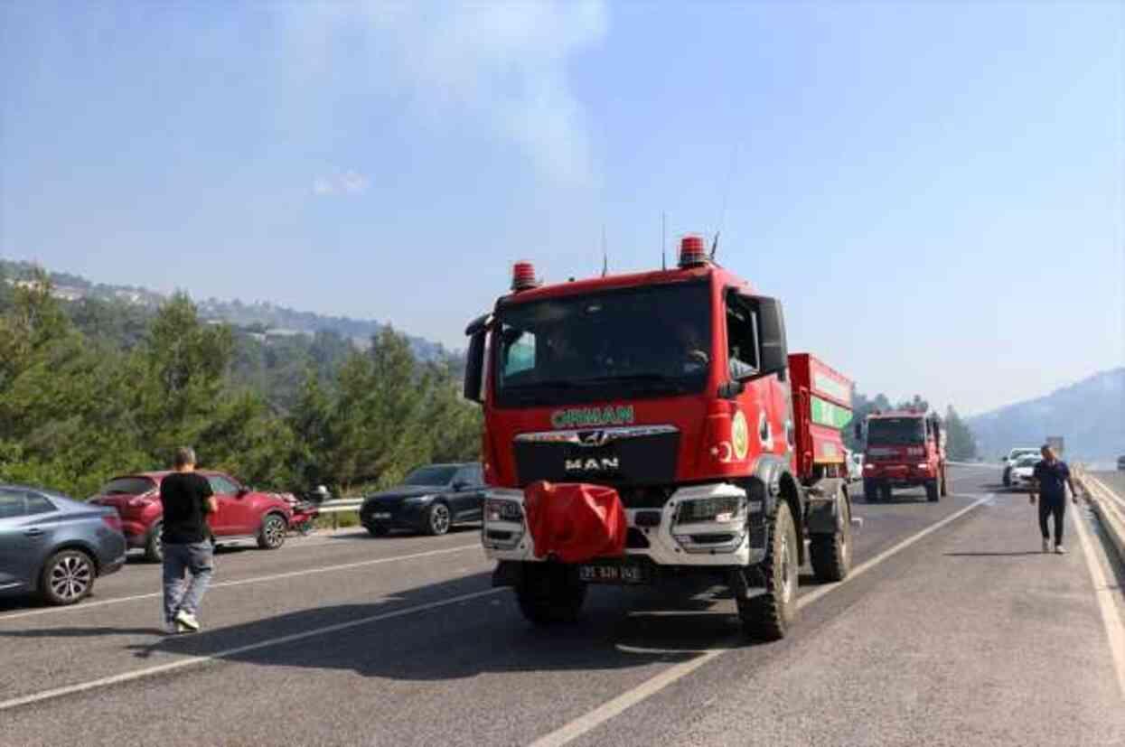 İzmir'de orman yangını! 2 mahalle boşaltıldı, Manisa kara yolu trafiğe kapatıldı