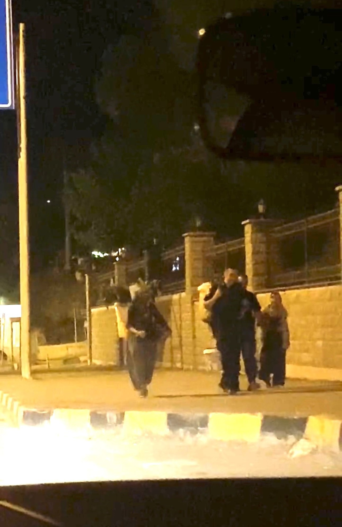 Jandarma, yöresel ürün satan kadınlara yardım etti