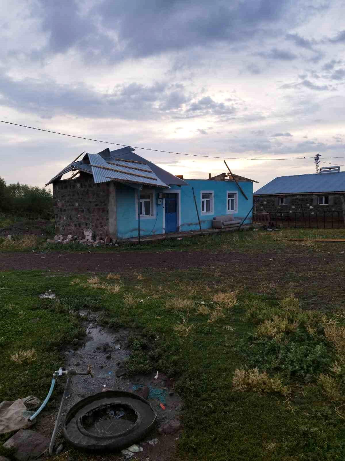 Kars\'ta Şiddetli Rüzgar Köylerde Çatıları Uçurdu