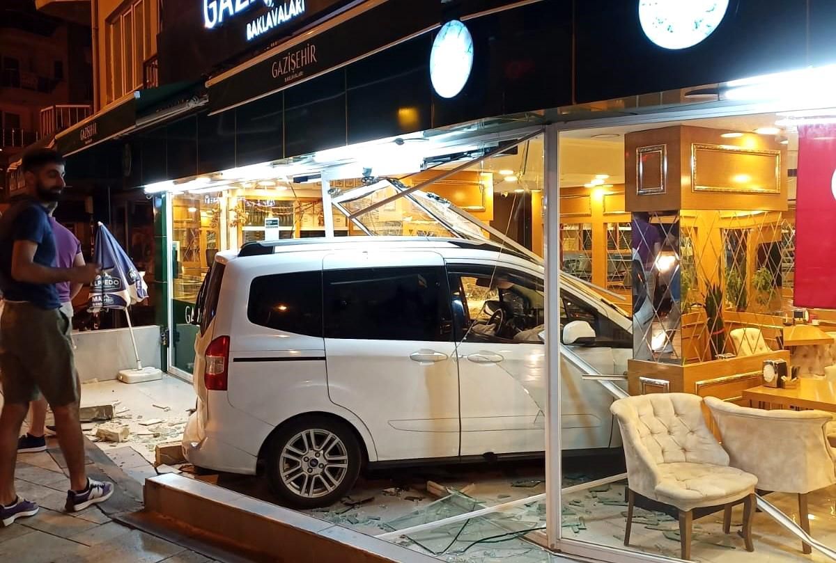 Denizli\'de Kontrolden Çıkan Araç Tatlıcıya Daldı