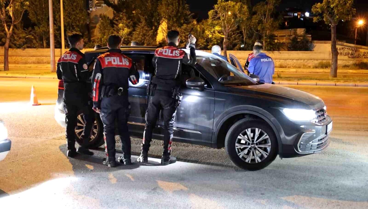 Aksaray\'da durdurulan araçta kurusıkı tabanca bulundu