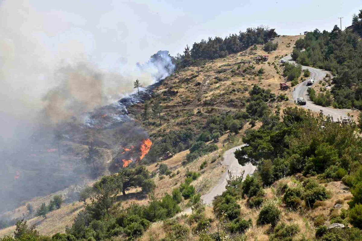 Manisa Büyükşehir Belediyesi İtfaiye Dairesi, İzmir\'deki Yangına Destek Verdi