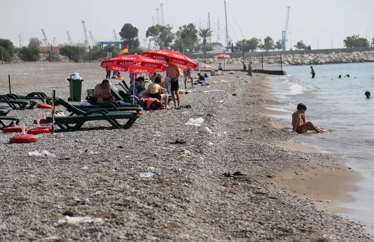 Sarısu Plajı\'nda Plastik Kirliliği Endişesi