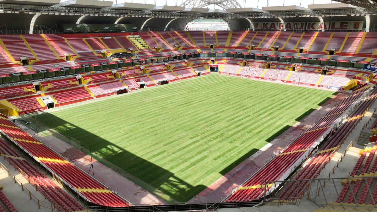 Kayserispor Stadyumu\'nda Zemin İyileştirme Çalışmaları Tamamlandı