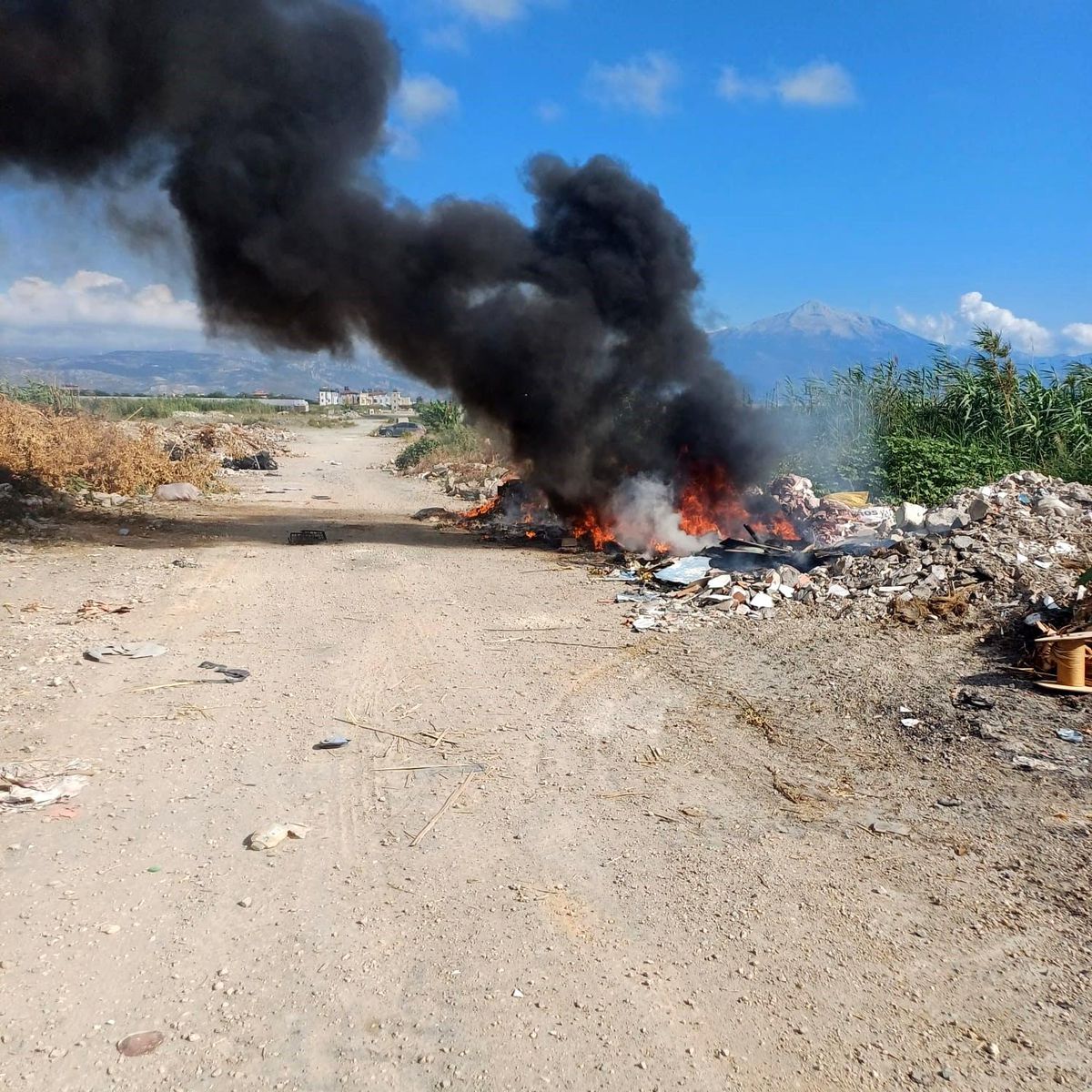 Hatay\'da molozların döküldüğü alanda yangın çıktı