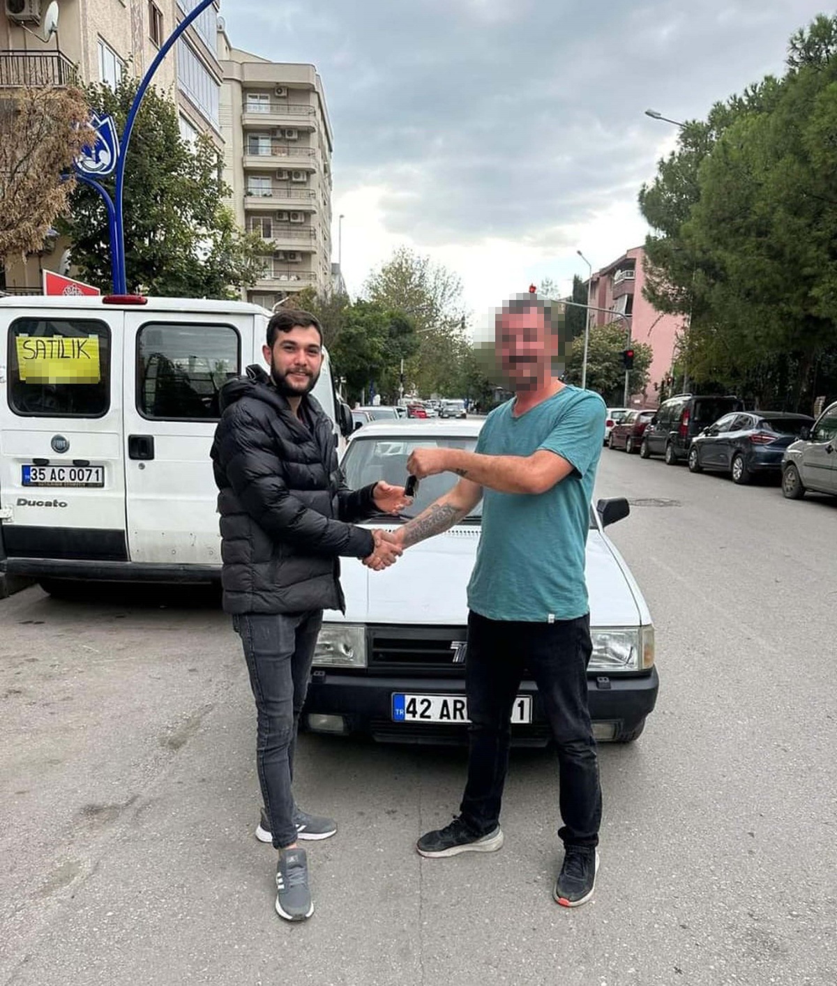 Manisa\'da Dolandırıcılık Mağduru Adam Hem Arabasını Hem de Parasını Kaybetti