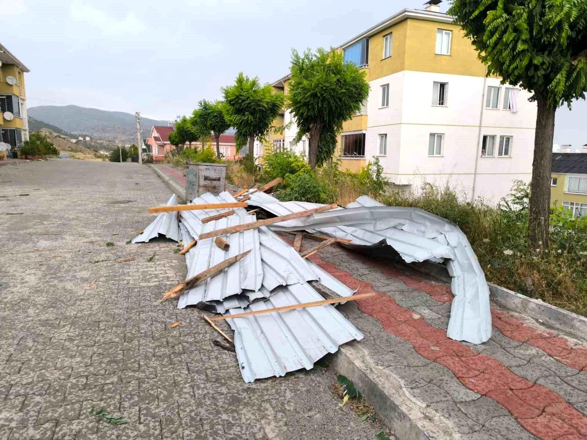 Tosya\'da Şiddetli Rüzgarın Etkisiyle Evlerin Çatıları Uçtu