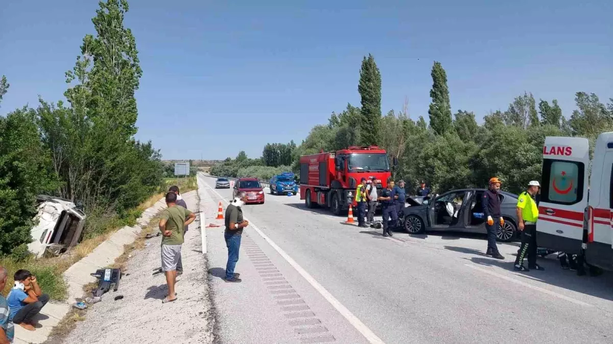 Sivas\'ın Yıldızeli ilçesinde trafik kazası: 1 ölü, 5 yaralı