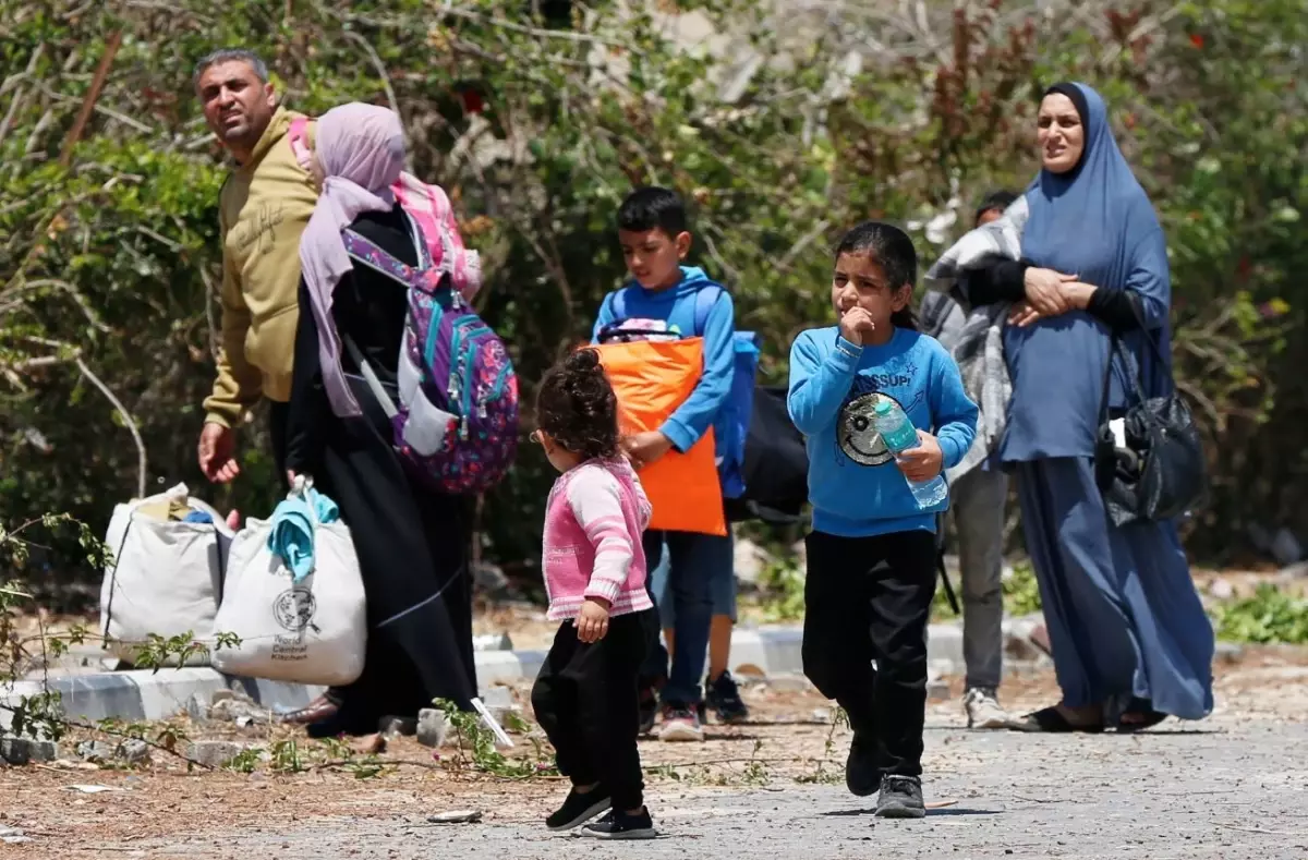 İsrail\'in Han Yunus\'ta verdiği tahliye emriyle Gazzeli aileler bölgeyi terk ediyor