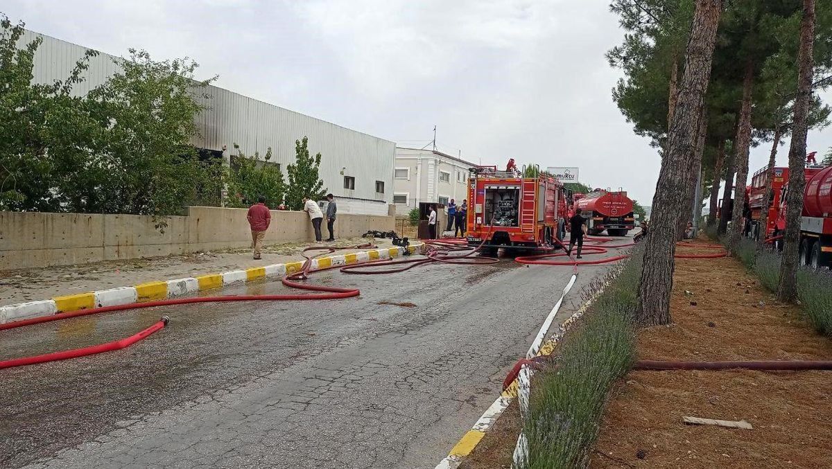 Uşak\'ta bir tekstil fabrikasında çıkan yangın kontrol altına alındı