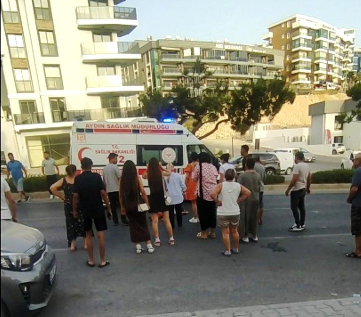 Kuşadası\'nda Otomobil Çarptı: Çocuk Ağır Yaralandı