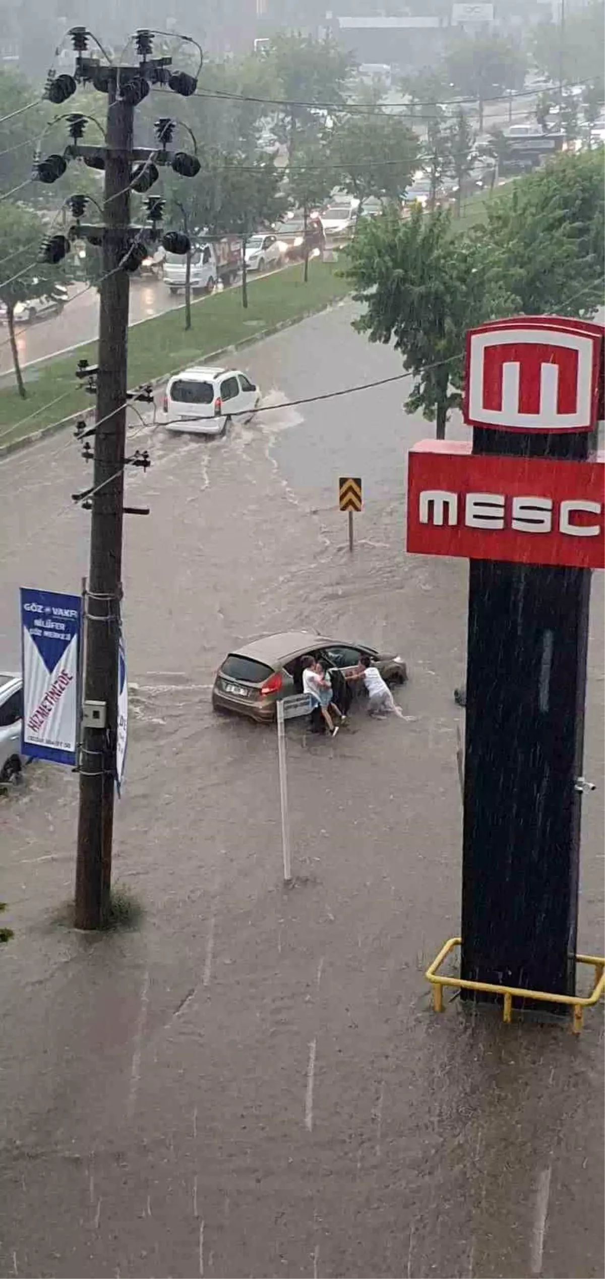 Bursa\'da Sağanak Yağmur ve Dolu Yağışı Hayatı Felç Etti