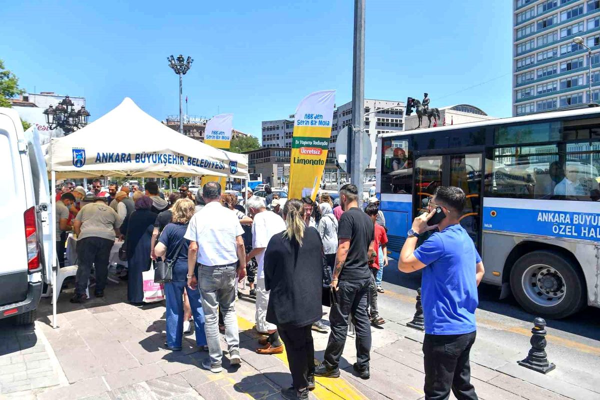 Ankara Büyükşehir Belediyesi Sıcak Havada Ücretsiz Limonata İkramına Başladı