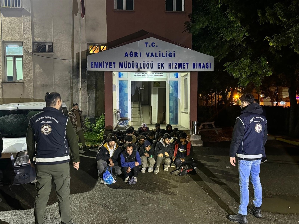 Ağrı\'da durdurulan tırda 32 düzensiz göçmen yakalandı