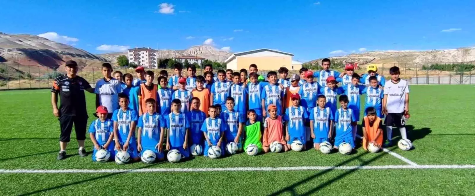 Akkışla Futbol Okulu büyük katılım ile devam ediyor