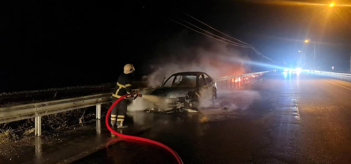 Elazığ\'da alev alev yanan otomobil küle döndü