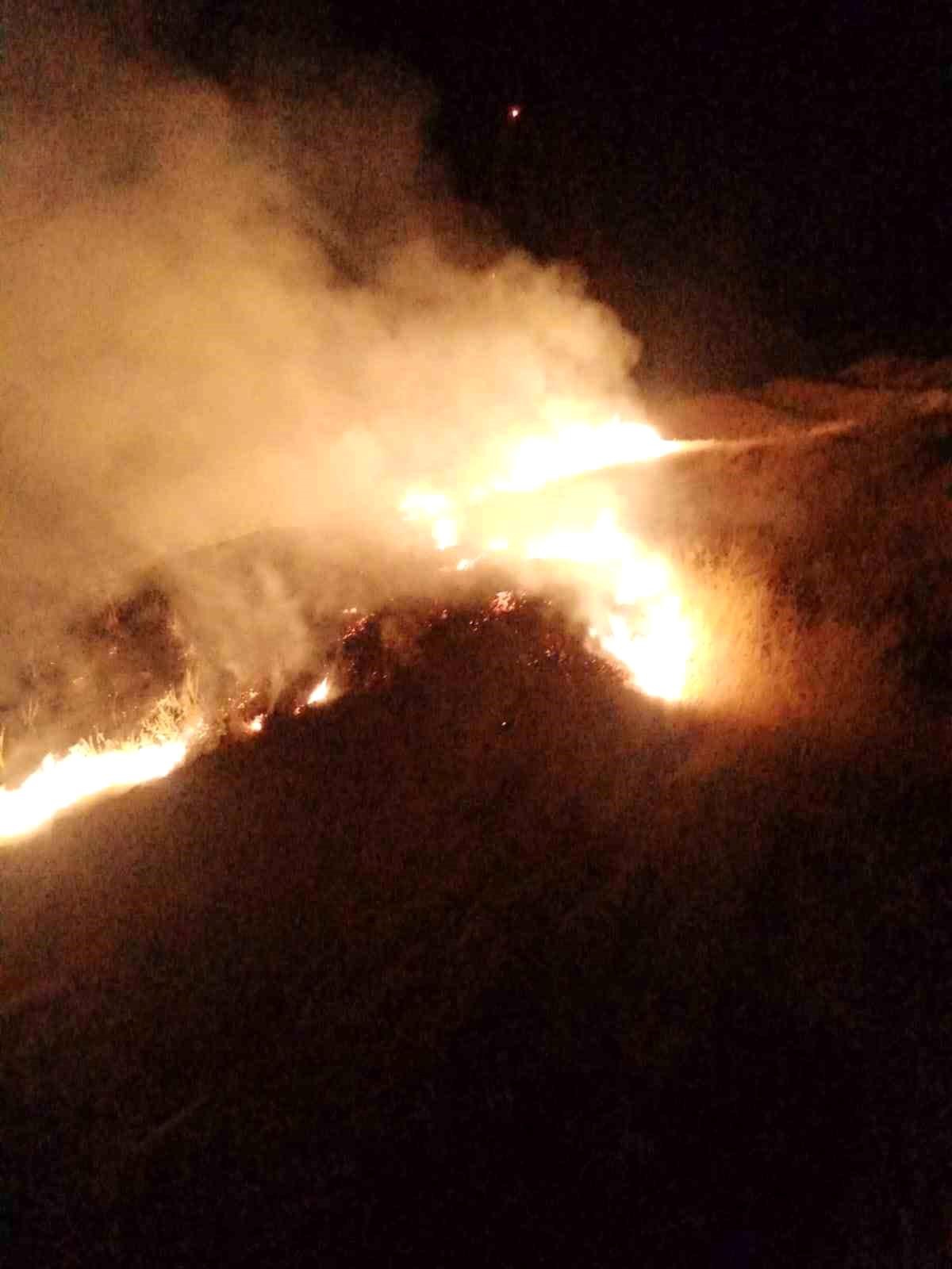Hakkari\'de Anız Yangını Kontrol Altına Alındı