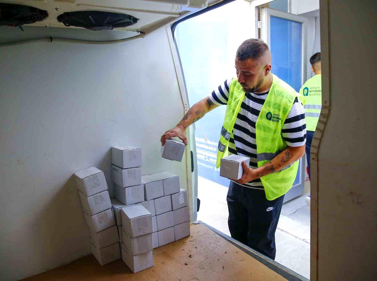 Antalya Büyükşehir Belediyesi Halk Mama Projesi ile Bebek Gıdası Yardımı Yapıyor