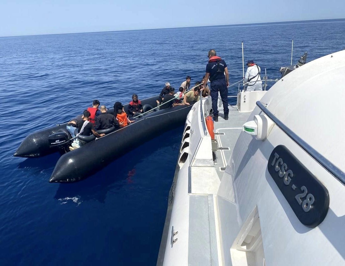 Çanakkale\'de 56 kaçak göçmen kurtarıldı