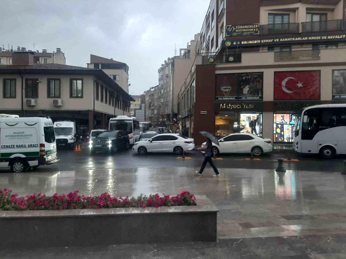 Balıkesir\'de Aniden Bastıran Sağanak Yağış Şehri Serinletti