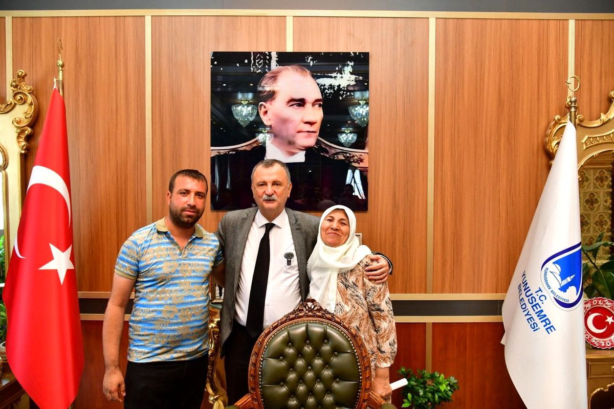 Yunusemre Belediye Başkanı Semih Balaban\'ın düzenlediği halk gününe yoğun ilgi