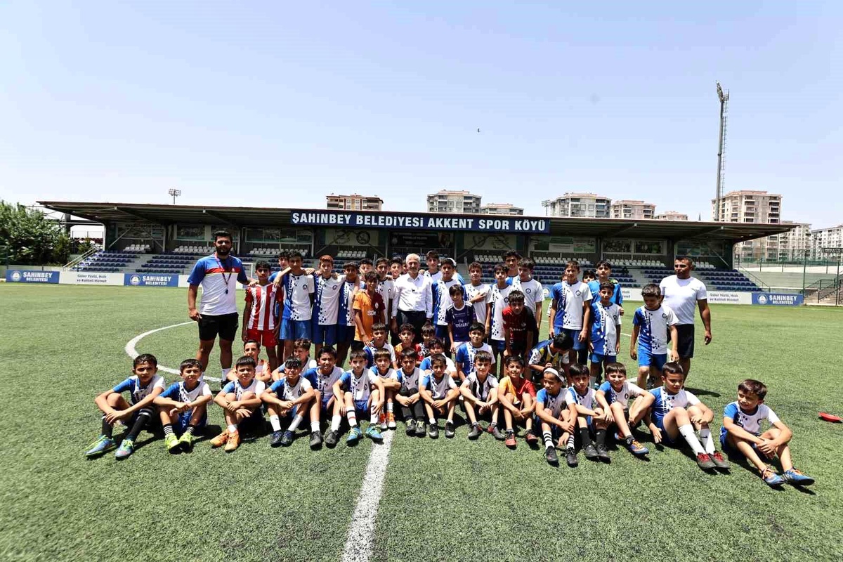 Şahinbey Belediye Başkanı Mehmet Tahmazoğlu, yaz spor okullarında gençlerle buluştu