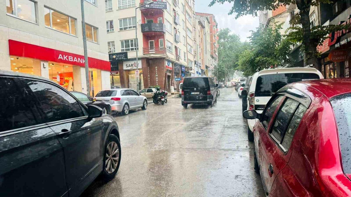 Bilecik\'te Aniden Bastıran Sağanak Yağış Vatandaşlara Zor Anlar Yaşattı