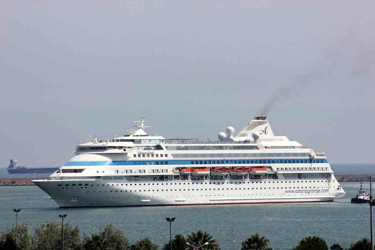 Bine yakın Rus turistin bulunduğu dev turist gemisi Samsun\'a demir attı
