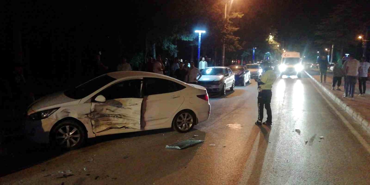 Burdur\'da Park Halindeki Araçlara Çarpan Otomobil Sürücüsü Kaçtı