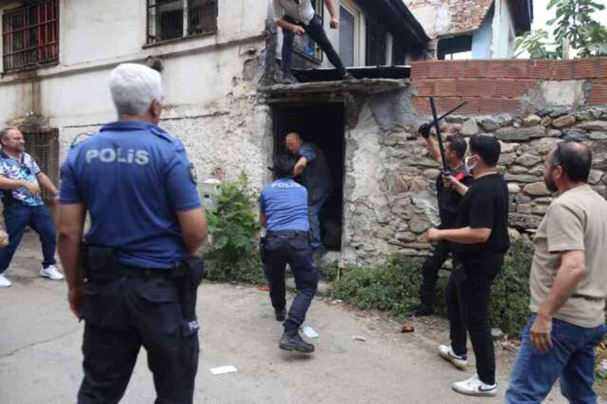 Bursa'da akli dengesi yerinde olmayan şahıs polis memurunu bıçakladı Bursa'da akli dengesi yerinde olmayan şahıs polis memurunu bıçakladı