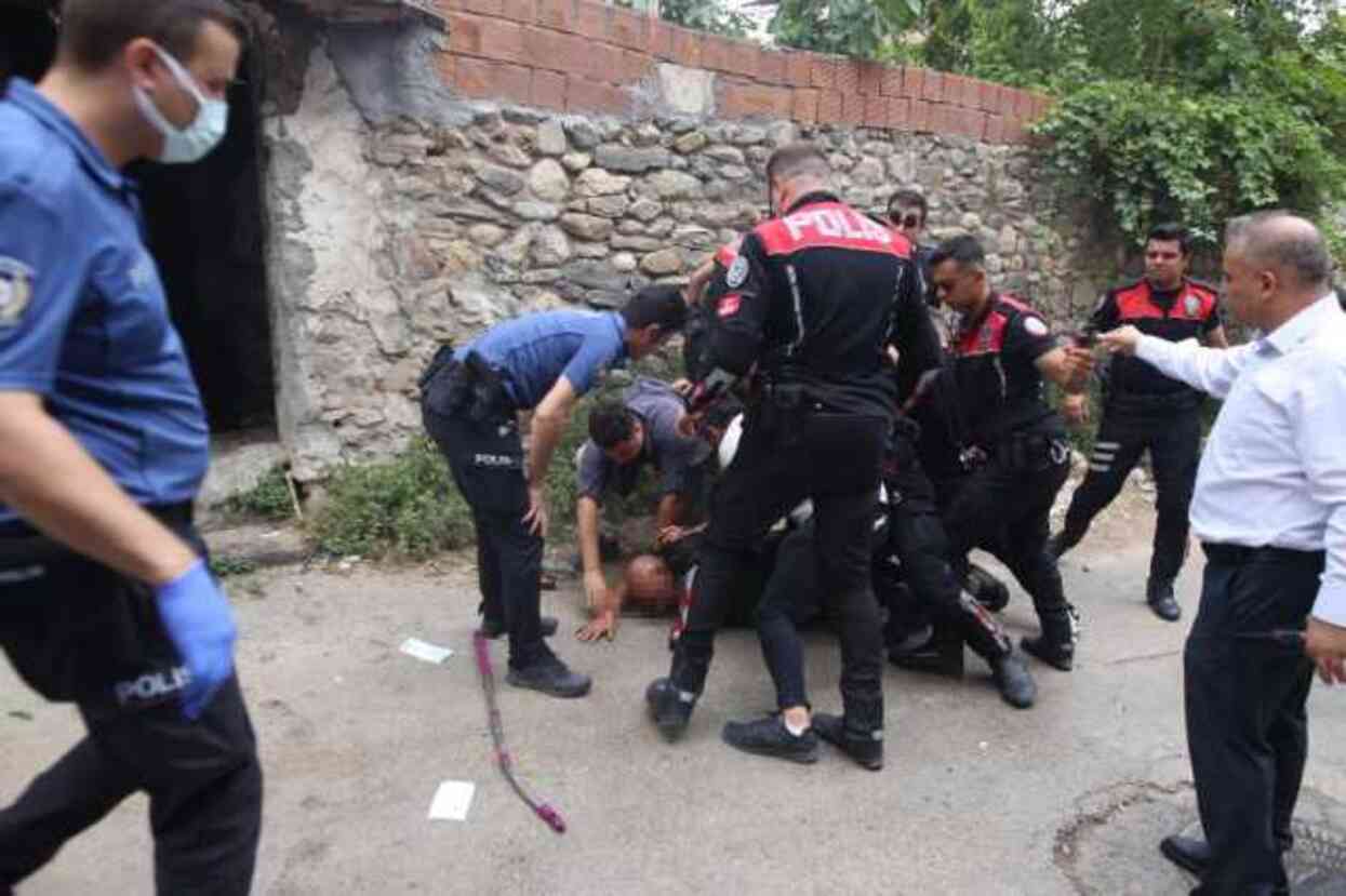 Bursa'da akli dengesi yerinde olmayan şahıs polis memurunu bıçakladı Bursa'da akli dengesi yerinde olmayan şahıs polis memurunu bıçakladı