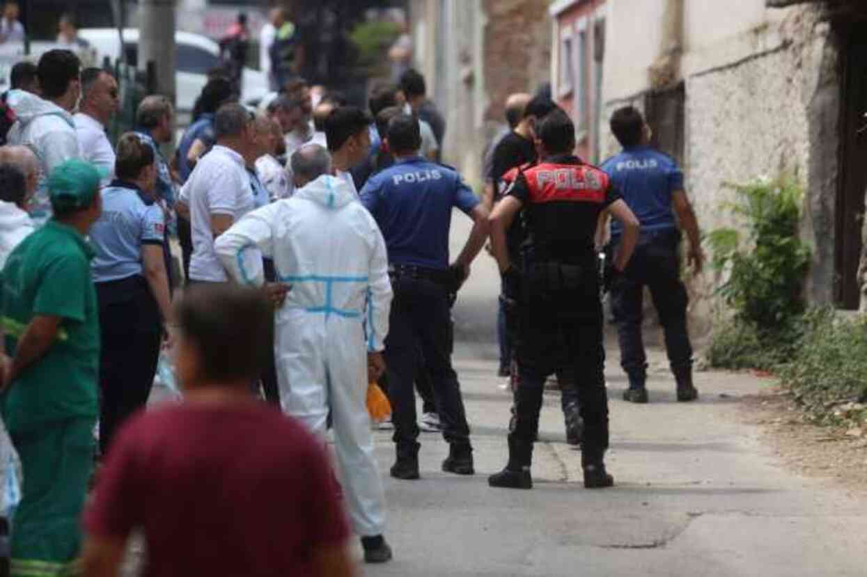 Bursa'da akli dengesi yerinde olmayan şahıs polis memurunu bıçakladı Bursa'da akli dengesi yerinde olmayan şahıs polis memurunu bıçakladı
