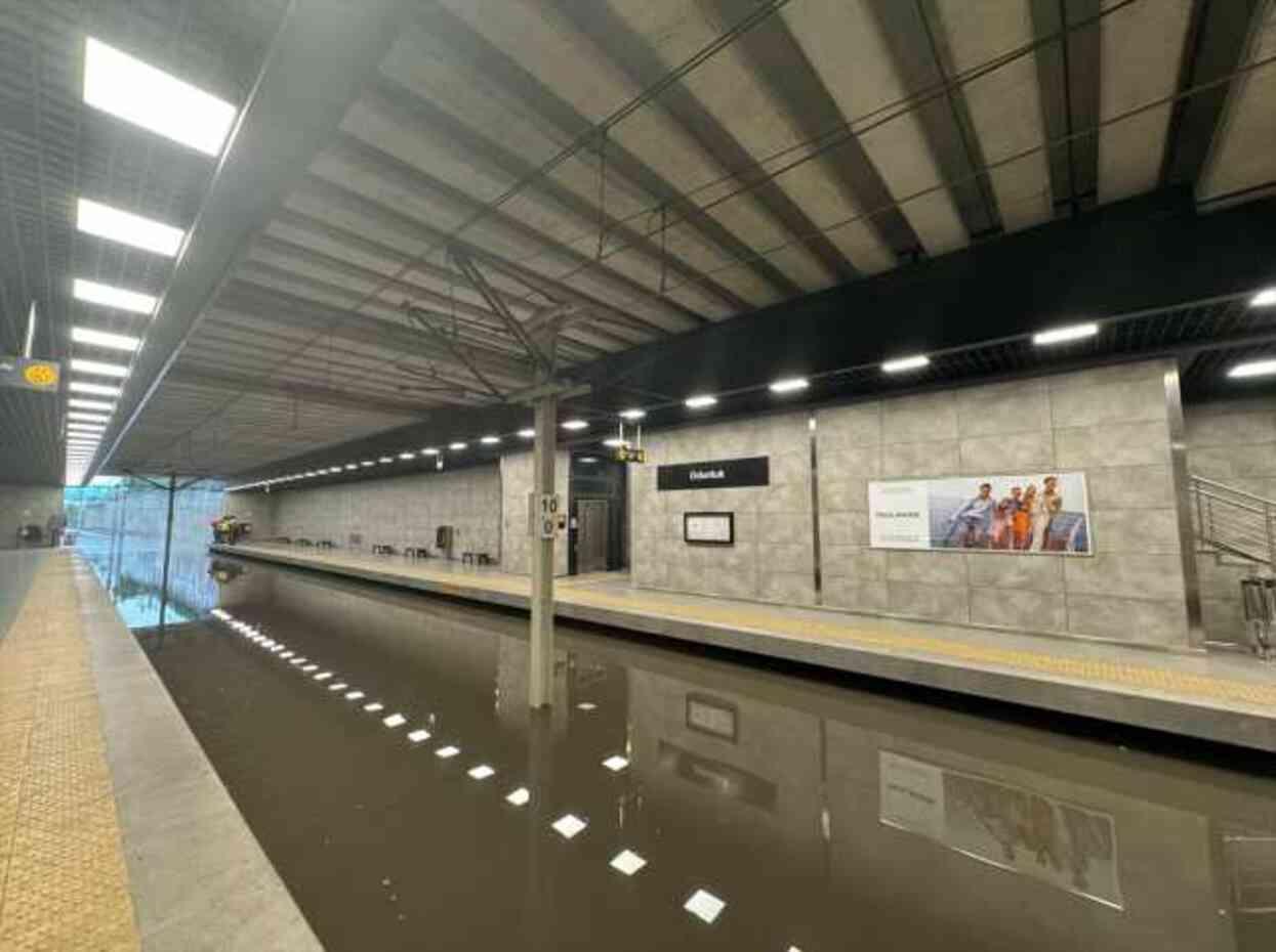 Bursa'da sağanak yağış metro seferlerini de durdurdu, raylar şelaleye döndü