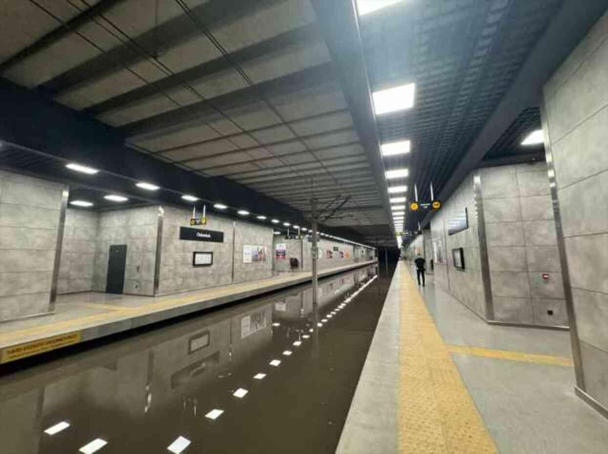 Bursa'da sağanak yağış metro seferlerini de durdurdu, raylar şelaleye döndü