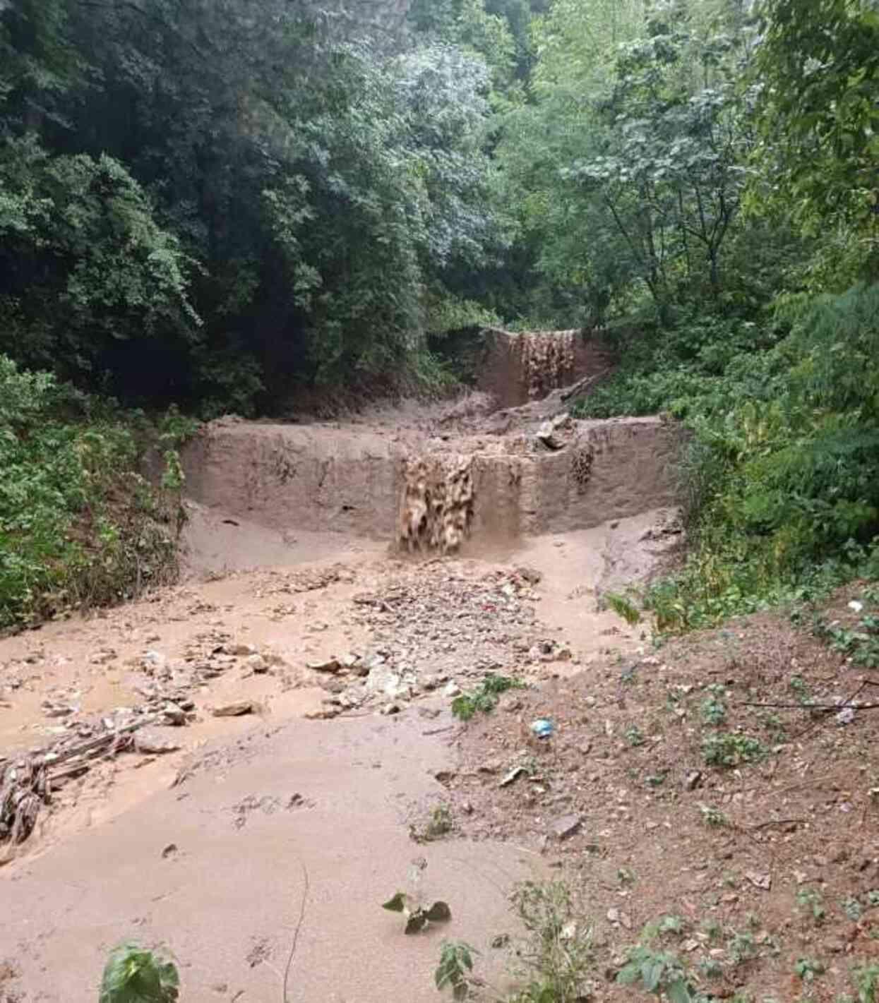 Bursa'da sağanak yağış metro seferlerini de durdurdu, raylar şelaleye döndü