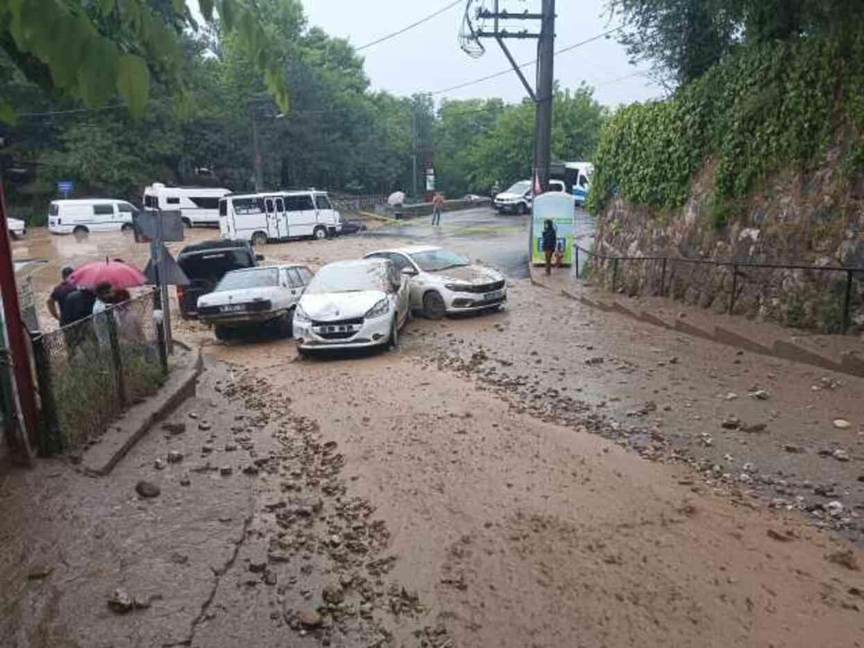 Bursa'da sağanak yağış metro seferlerini de durdurdu, raylar şelaleye döndü