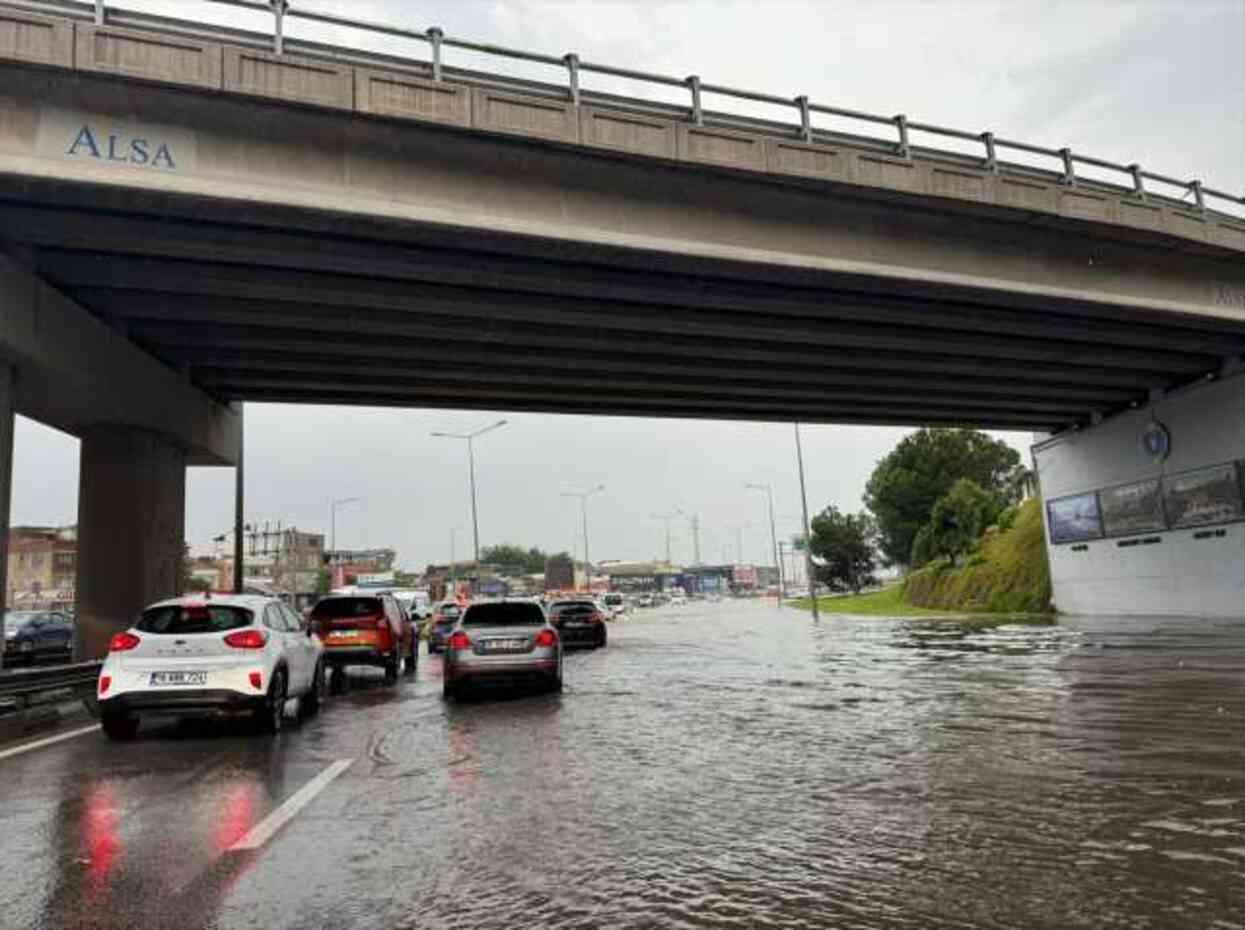 Bursa'da sağanak yağış metro seferlerini de durdurdu, raylar şelaleye döndü