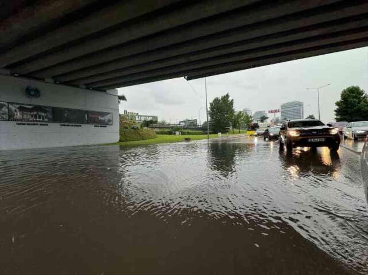Bursa'da sağanak yağış metro seferlerini de durdurdu, raylar şelaleye döndü