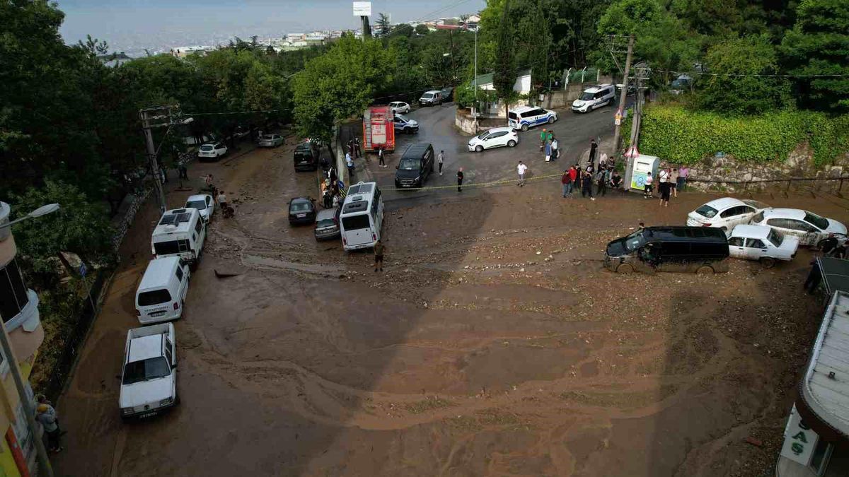 Bursa\'da Şiddetli Yağış ve Taşan Dereler Hayatı Olumsuz Etkiledi