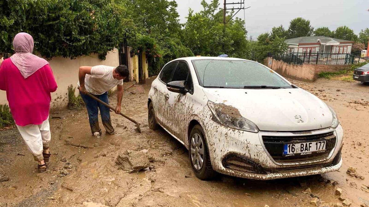 Bursa\'da Aniden Bastıran Yangın ve Taşan Dereler