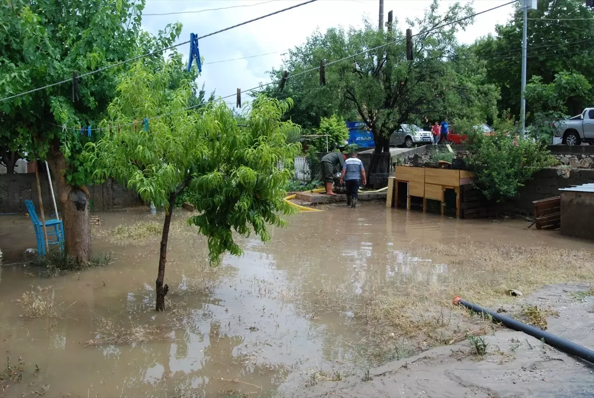 Çanakkale\'de Sağanak Sonucu Ev ve İş Yerlerinde Su Baskınları