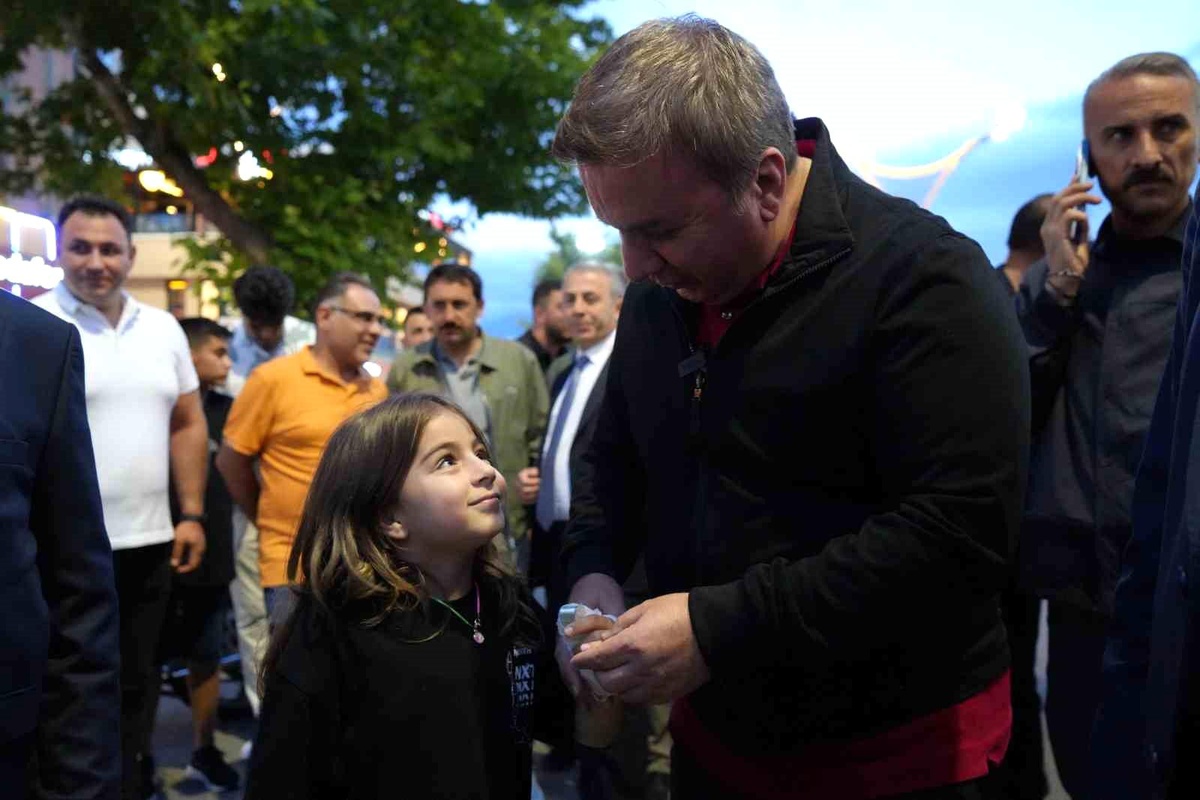 Vali Hamza Aydoğdu, eli çatlayan minik kız ile sohbet etti