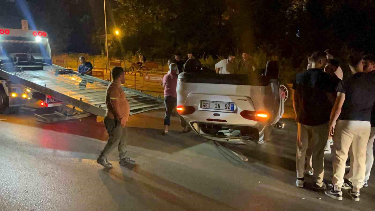 Eskişehir\'de Motosikletliye Çarpmamak İçin Manevra Yapan Otomobil Takla Attı