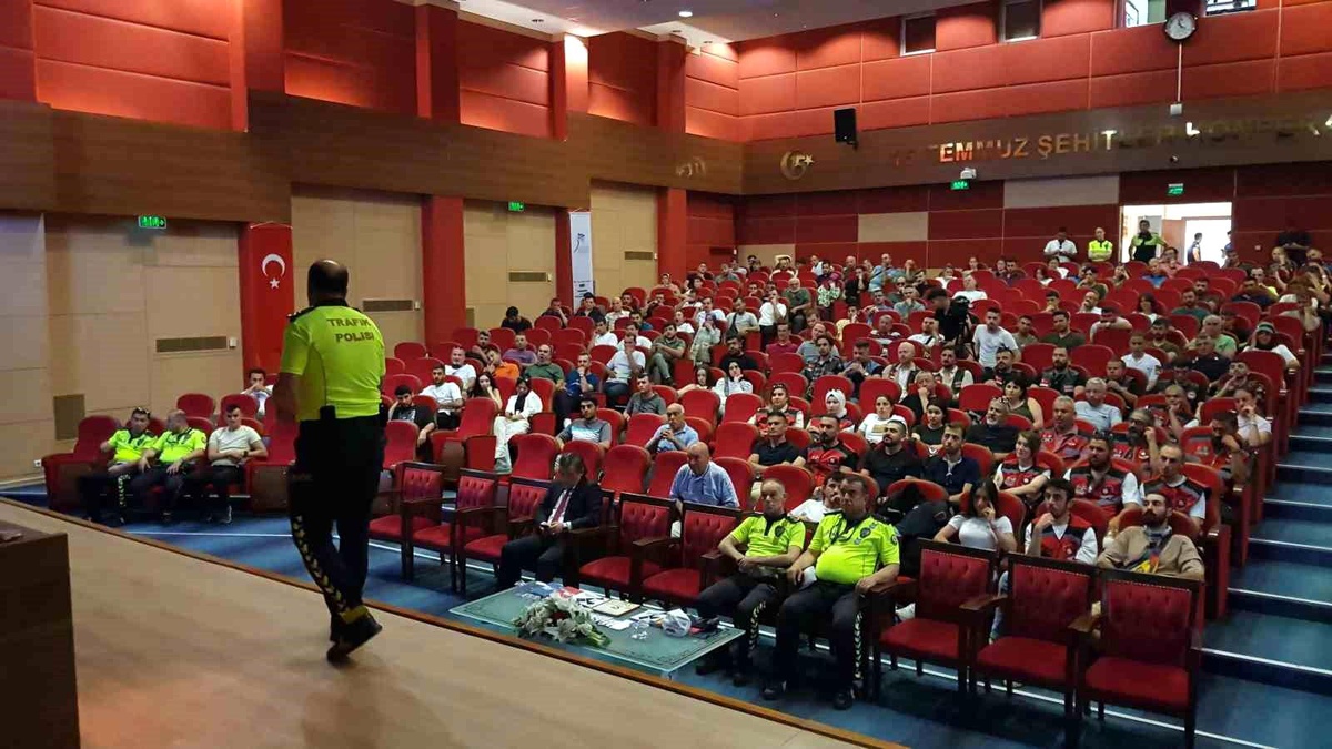 Karabük\'te Motosiklet Sürücülerine Eğitim ve Kask Dağıtımı