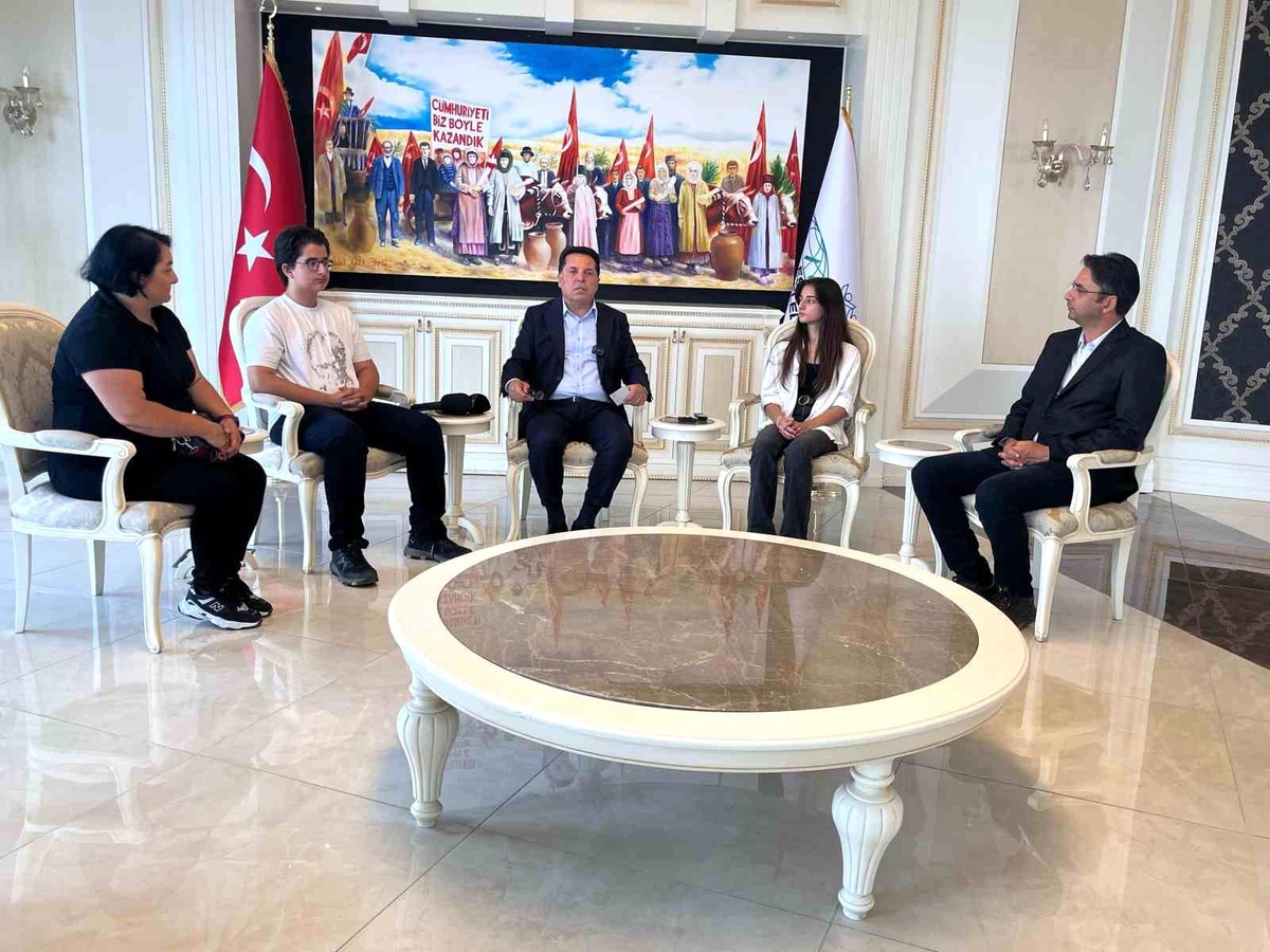 Esenyurt Belediye Başkanı Ahmet Özer, LGS birincisi ve dereceye giren kardeşleri ağırladı
