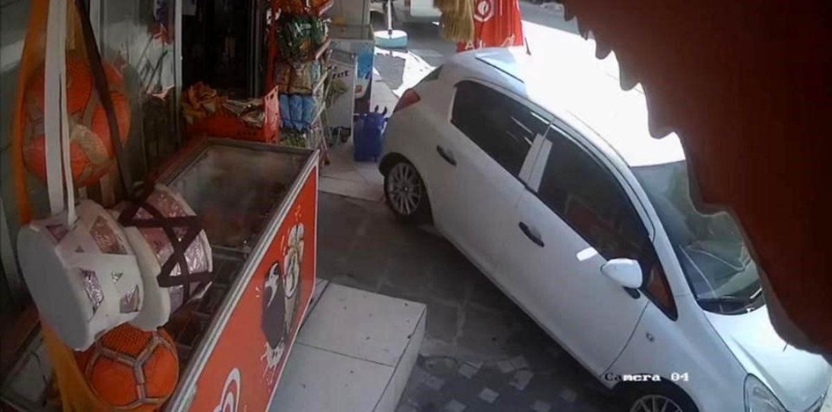 Nevşehir\'de Park Halindeki Otomobil Markete Çarptı
