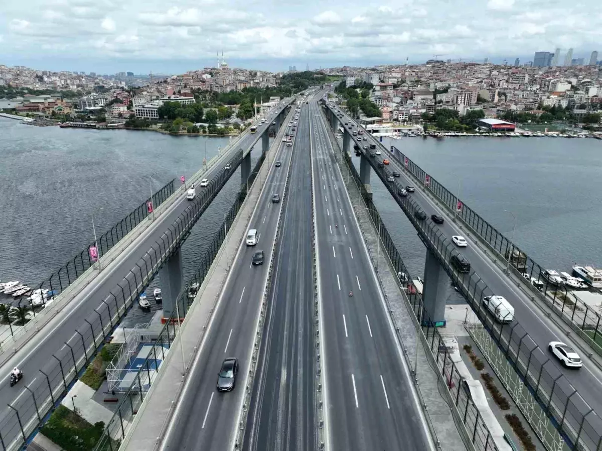 Haliç Köprüsü\'nde Asfalt Yenileme Çalışması Nedeniyle Trafik Yoğunluğu