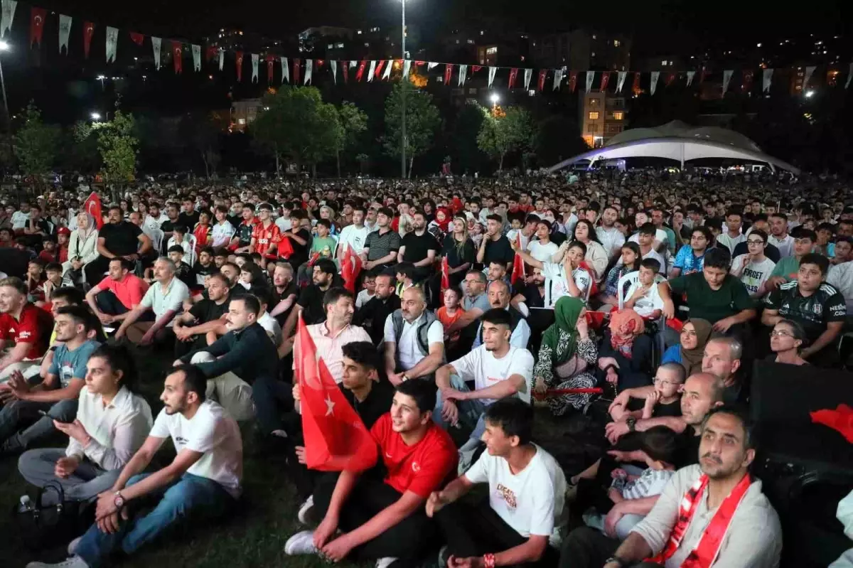 Kağıthaneliler, A Milli Futbol Takımı\'nın maçlarını Hasbahçe\'de izliyor