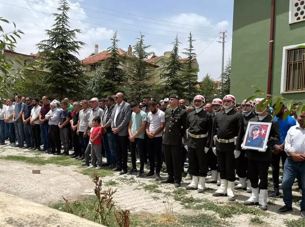 Şuhut\'ta Kalp Krizi Geçiren Sözleşmeli Er Ramazan Keskinkaya Son Yolculuğuna Uğurlandı