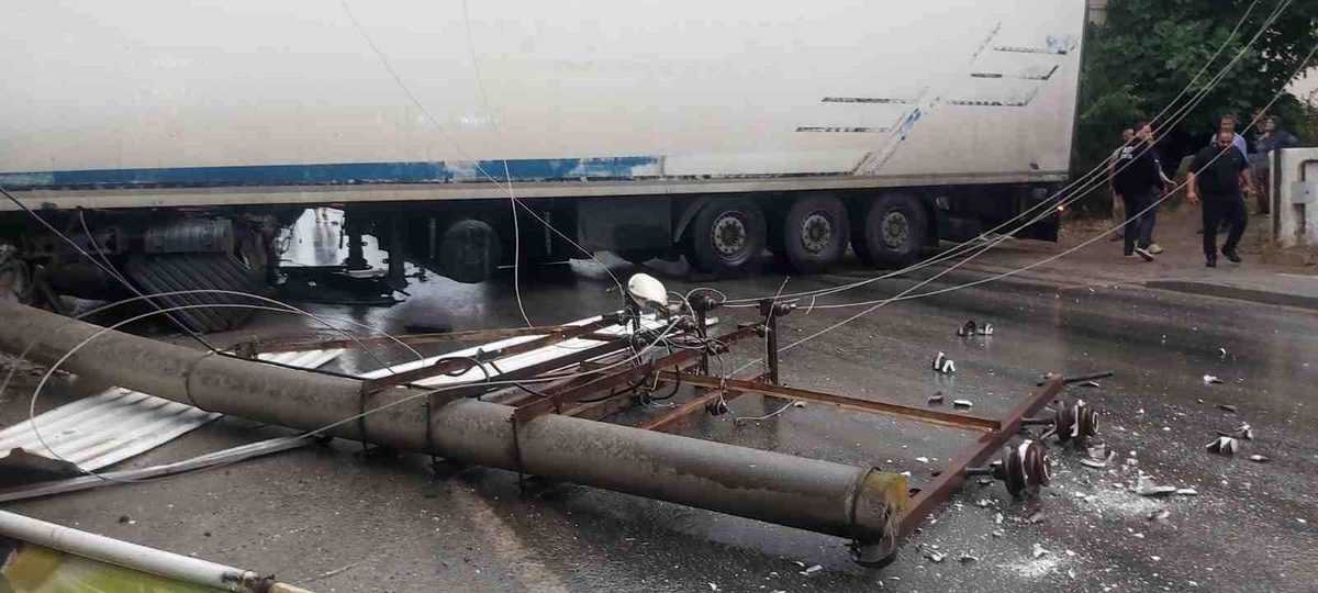 Bursa\'da Sağanak Yağış Sebebiyle Yolu Kapatan Tır